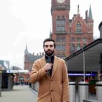 medium-shot-reporter-uk_11zon