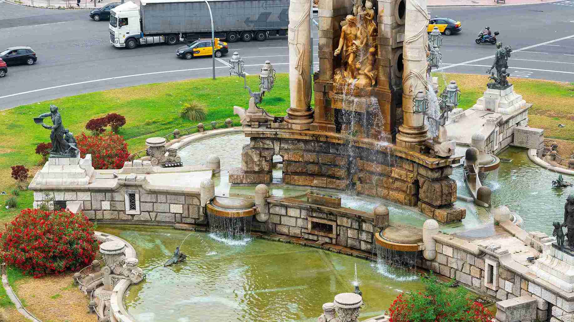 plaza-de-espana-monument-with-fountain-sculptures-barcelona-spain-traffic_11zon